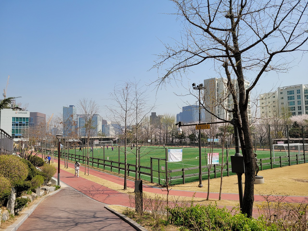 更加崎岖